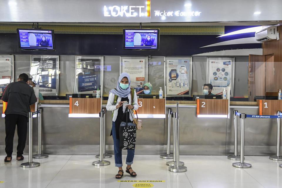 PT Kereta Api Indonesia (Persero) atau PT KAI mengumumkan peraturan terbaru bagi penumpang kereta jarak (KA) jauh dan KA lokal yang berlaku mulai Senin (26/7) hari ini. 