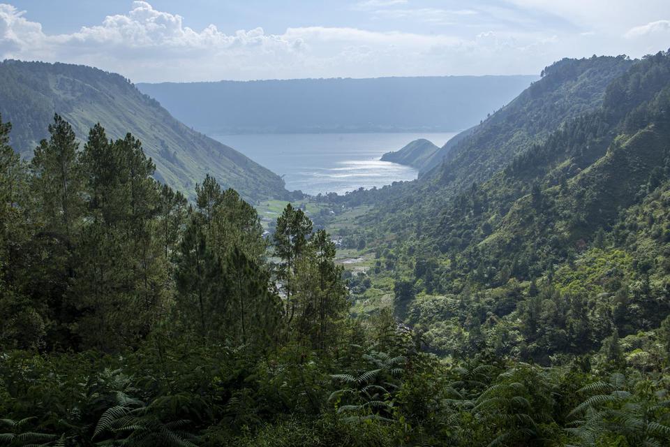 Pemandangan Danau Toba dari kawasan The Kaldera Toba Nomadic Escape, Pardamean Sibisa, Ajibata, Kabupaten Toba Samosir, Sumatera Utara, Senin (22/2/2021). 