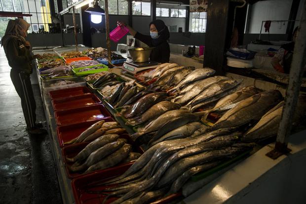 Pedagang ikan segar melayani pembeli di Pasar Ikan Modern Soreang, Kabupaten Bandung, Jawa Barat, Selasa (23/2/2021). Perusahaan Umum Perikanan Indonesia (Perindo) sebagai BUMN perikanan menargetkan penjualan ikan pada tahun 2021 naik jadi dua kali lipat 