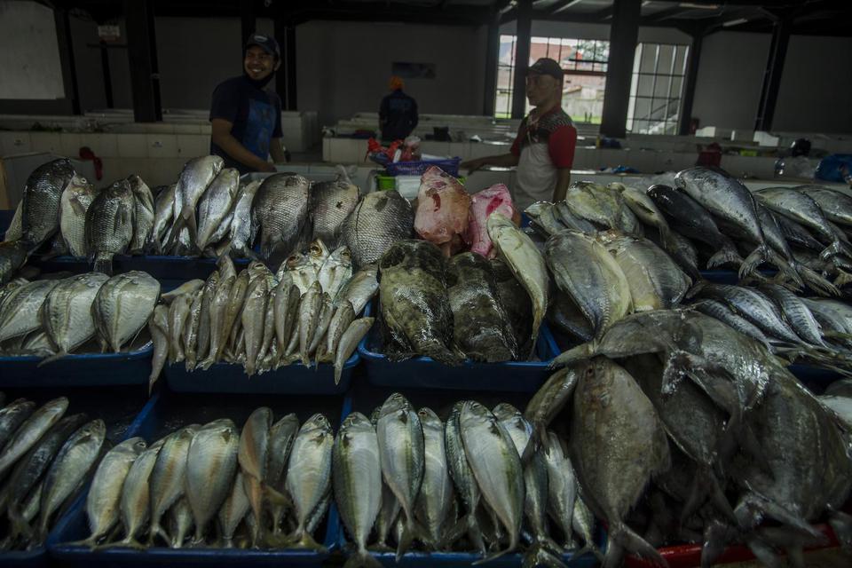 Pedagang menjual ikan segar di Pasar Ikan Modern Soreang, Kabupaten Bandung, Jawa Barat, Selasa (23/2/2021). Perusahaan Umum Perikanan Indonesia (Perindo) sebagai BUMN perikanan menargetkan penjualan ikan pada tahun 2021 naik jadi dua kali lipat menjadi R