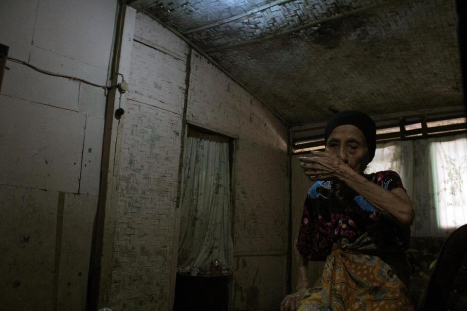 Siti Aisyah (73 tahun) duduk di dalam rumahnya yang terbuat dari bilik bambu di RT 03/03 Kelurahan Tegalgundil, Kecamatan Bogor Utara, Kota Bogor, Jawa Barat, Selasa (23/2/2021). Kementerian Pekerjaan Umum dan Perumahan Rakyat (PUPR) telah menyiapkan angg