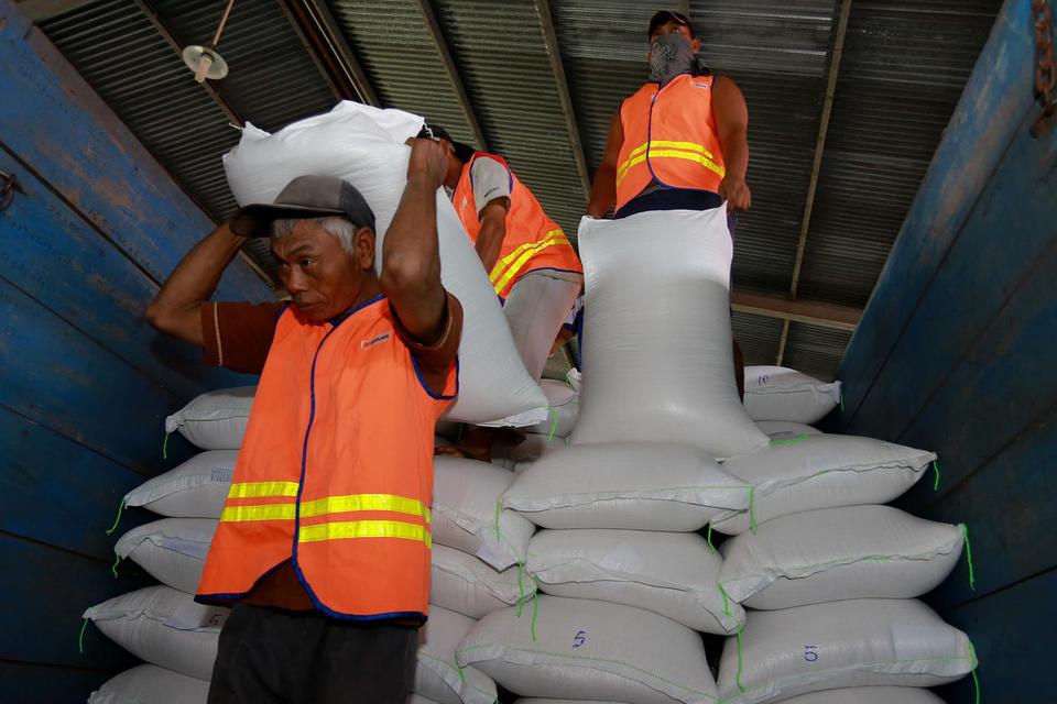 Pekerja menurunkan karung berisi beras yang diserap dari petani di gudang Perum Bulog Meulaboh, Aceh Barat, Aceh, Rabu (24/2/2021). Perum Bulog melalui Kantor Cabang Meulaboh mulai melakukan penyerapan beras medium di Provinsi paling barat Indonesia seban