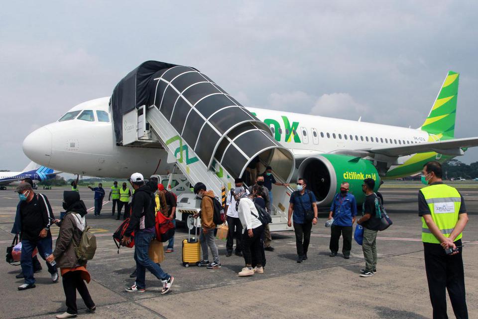 Sejumlah penumpang turun dari pesawat tujuan Ternate - Jakarta setibanya, di Bandara Halim Perdanakusuma, Jakarta, Kamis (25/2/2021). Dengan dibukanya rute baru Citilink Jakarta - Ternate dan sebaliknya sebanyak 7 kali penerbangan dalam satu minggu dihara