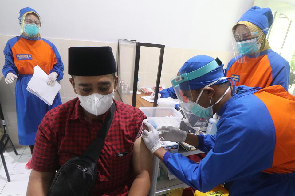 Vaksinasi Covid-19 di Pondok Pesantren Lirboyo, Kediri, Jawa Timur, Jumat (26/2/2021). Sebanyak 49 pengasuh Ponpes Lirboyo disuntik vaksin untuk mencegah penularan virus corona.