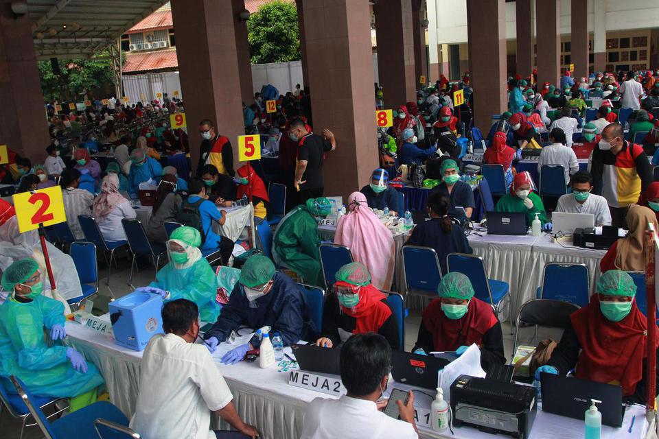 Sejumlah aparatur sipil negara (ASN) yang bertugas sebagai pelayan publik mengikuti vaksinasi masal COVID-19 tahap pertama yang dilaksanakan di Kantor Pemerintah Kota Tangerang, Tangerang, Banten, Jumat (26/2/2021). Selain petugas pelayan publik, Pemkot 