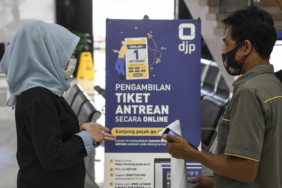 Petugas memberikan keterangan pada wajib pajak yang akan melaporkan Surat Pemberitahuan (SPT) Tahunan Pajak di Kantor Wilayah Direktorat Jenderal Pajak (DJP) Wajib Pajak Besar di Jakarta, Senin (1/3/2021). Berdasarkan data Direktorat Jenderal (Ditjen) Paj