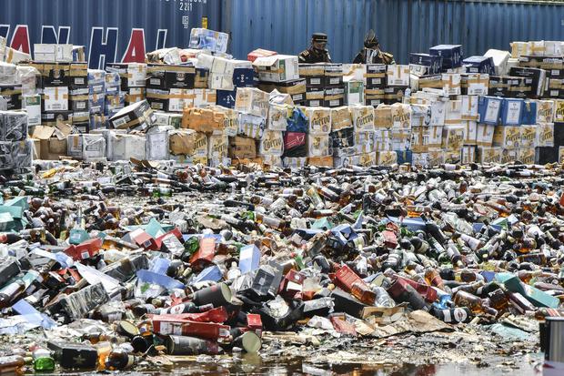 Sejumlah petugas Bea Cukai Banten menata barang barang bukti minuman keras dan rokok impor ilegal yang akan dimusnahkan di Tempat Penimbunan Pabean (TPP), Cikarang, Kabupaten Bekasi, Jawa Barat, Selasa (2/3/2021). Sebanyak 1.168.483 rokok dan 43.727 boto