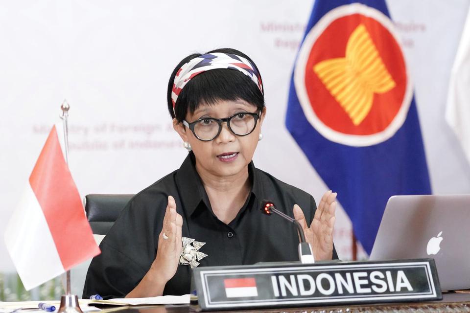 T. . . S./WSJ/ Menlu Indonesia Retno Marsudi berbicara pada rapat tak resmi secara virtual dengan sejumlah menteri luar negeri dan perwakilan Perbara (ASEAN), di Jakarta, Indonesia, Selasa (2/3/2021).