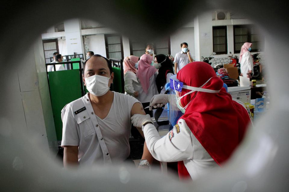 Seorang petugas pelayanan publik menerima suntikan vaksin COVID-19 di Kantor Wali Kota Makassar, Sulawesi Selatan, Rabu (3/3/2021). Pemerintah Provinsi Sulawesi Selatan menargetkan realisasi vaksinasi COVID-19 tahap dua untuk lansia dan petugas pelayanan 