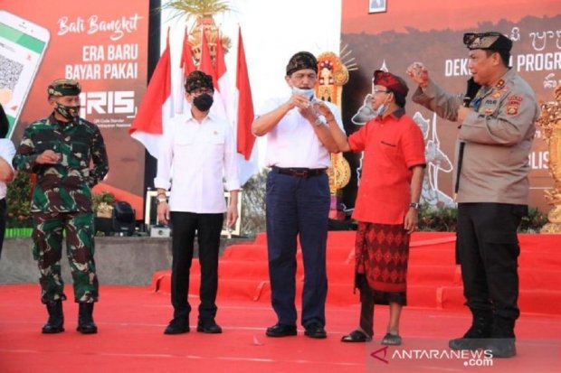 Tos Arak Bali oleh Wayan Koster (berbaju merah) dan Menteri Koordinator Bidang Kemaritiman dan Investasi Luhut Binsar Panjaitan (tengah) di Nusa Dua, Bali, 30 Juli 2020.