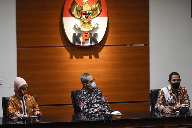 Ketua Komisi Yudisial Mukti Fajar Nur Dewata (kanan) memberikan keterangan pers usai melakukan audiensi di Gedung Merah Putih KPK, Jakarta, Kamis (4/3/2021). Sebanyak 24 nama calon hakim agung dinyatakan lolos seleksi tahap tiga yang meliputi tes kese