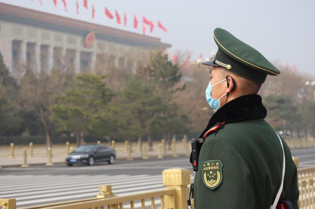 Seorang petugas keamanan bersiaga di depan Balai Agung Rakyat, Beijing, pada pembukaan Sidang Umum Majelis Permusyawaratan Politik Rakyat China (CPPCC), Kamis (4/3/2021).