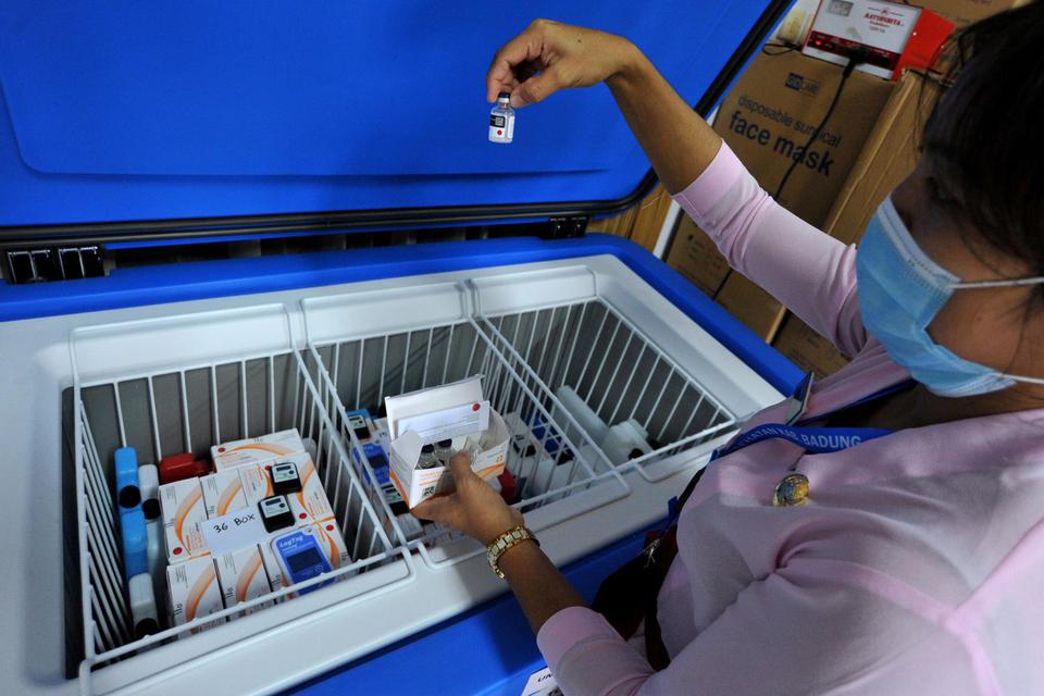 Petugas instalasi farmasi memeriksa vaksin COVID-19 yang disimpan di UPT Instalasi Farmasi Badung, Bali, Kamis (4/3/2021). 