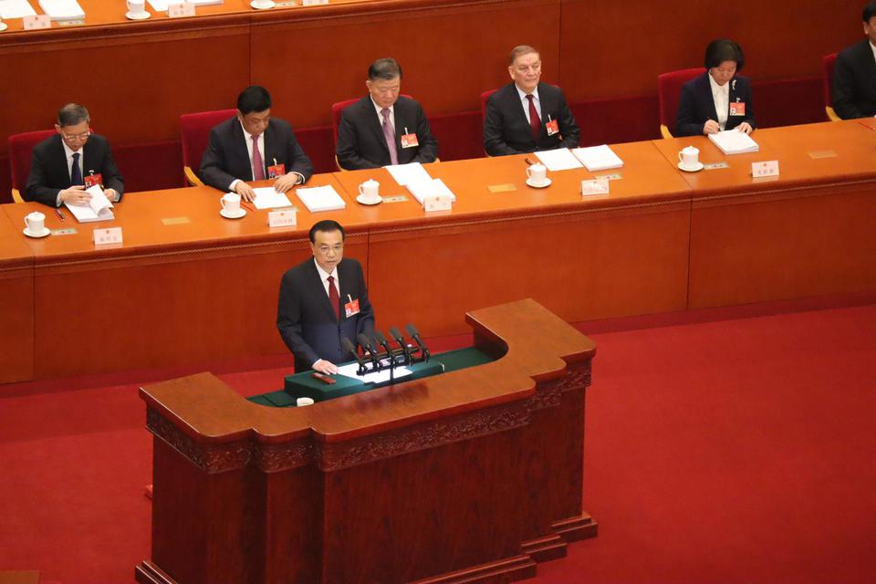 Perdana Menteri Cina Li Keqiang menyampaikan laporan kerja pemerintah dalam pembukaan Sidang Tahunan Kongres Rakyat Nasional (NPC) di Balai Agung Rakyat, Beijing, Cina, Jumat (5/3/2021). 