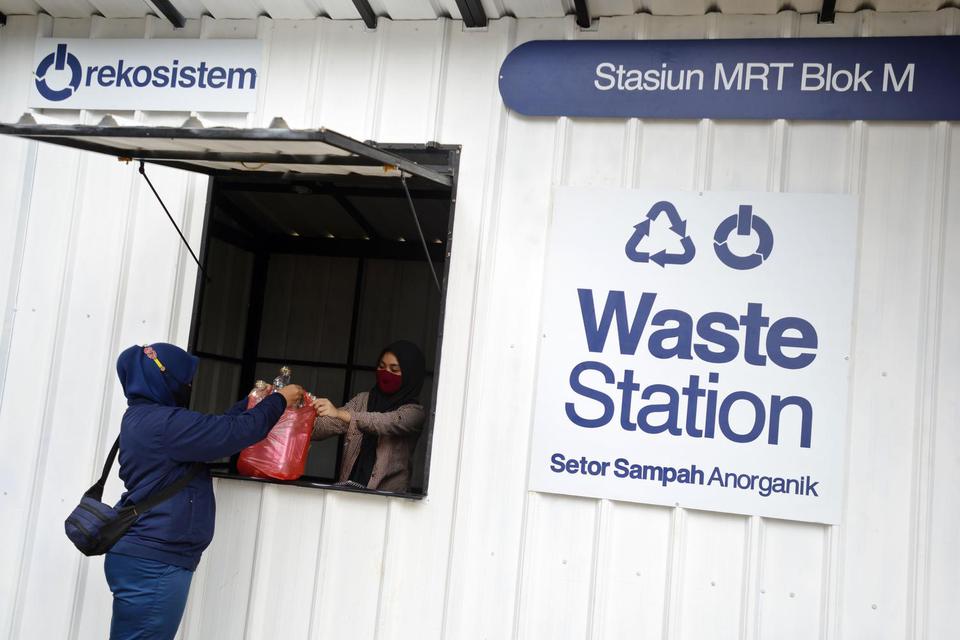 Warga menyetorkan sampah anorganik di tempat penukaran Rekosistem di Stasiun MRT Blok M, Jakarta, Jumat (5/3/2021).