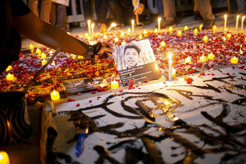 Massa dari Milk Tea Alliance Indonesia menabur bunga dan mengatakan lilin di atas foto yang diduga menjadi korban kudeta Myanmar sebagai aksi solidaritas untuk rakyat Myanmar di depan Gedung ASEAN, Jumat (12/3/2021). 