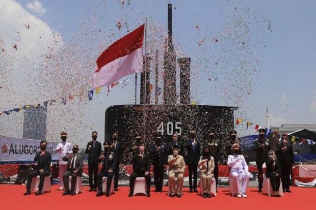 Mennteri Pertahanan Prabowo Subianto melakukan serah terima kapal selam Alugoro-405 yang dibuat oleh PT PAL Indonesia yang bekerja sama dengan Daewoo Shipbuilding and Marine Engineering (DSME) Korea Selatan di Surabaya, Rabu (17/3)