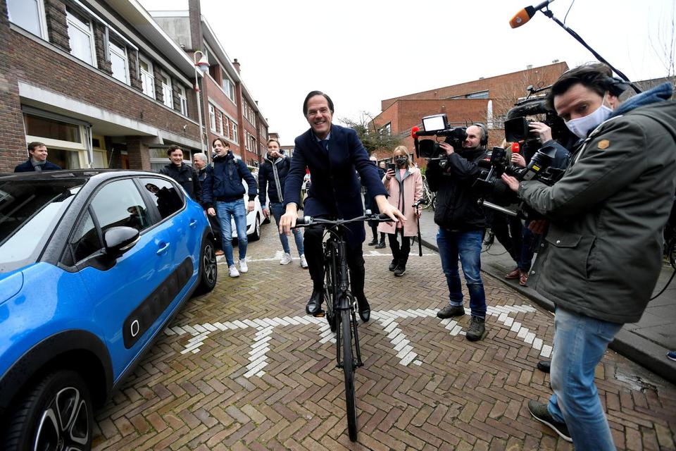 Perdana Menteri Belanda Mark Rutte dari partai VVD Liberal mengendarai sepeda selama pemilihan umum Belanda, di Den Haag, Belanda, Rabu (17/3/2021).