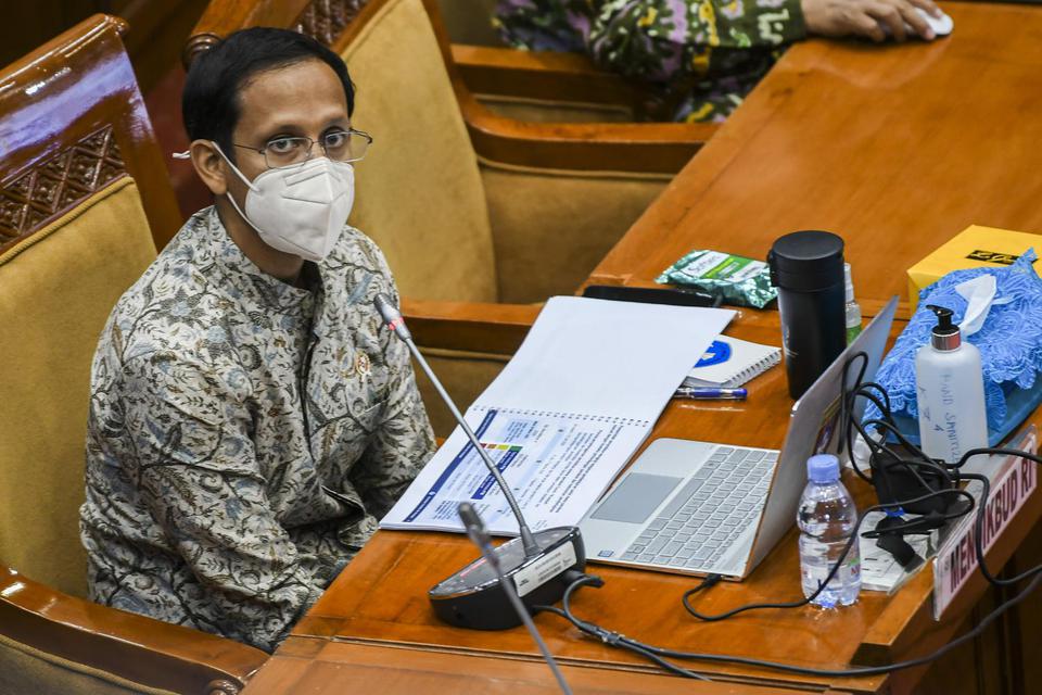 Menteri Pendidikan dan Kebudayaan Nadiem Makarim saat mengikuti rapat kerja dengan Komisi X DPR di Jakarta, Kamis (18/3/2021). Kementerian Pendidikan dan Kebudayaan menaikkan anggaran KIP Kuliah tahun ini.