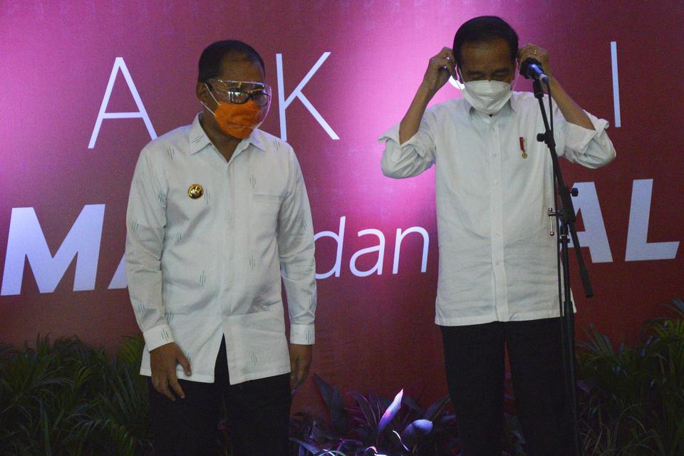 Presiden Joko Widodo (kanan) didampingi Wali Kota Makassar Danny Pomanto (kiri) memberikan keterangan kepada wartawan usai meninjau vaksinasi untuk guru di Makassar, Sulawesi Selatan, Kamis (18/3/2021). Vaksinasi tersebut sebagai persiapan jelang rencana 