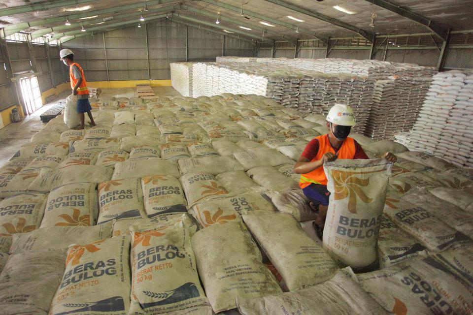 Pekerja di Gudang Bulog Kanwil DKI dan Banten, Kelapa Gading, Jakarta, Kamis (18/3/2021). Bulog masih memprioritaskan penyerapan lokal meski izin impor beras sudah turun.