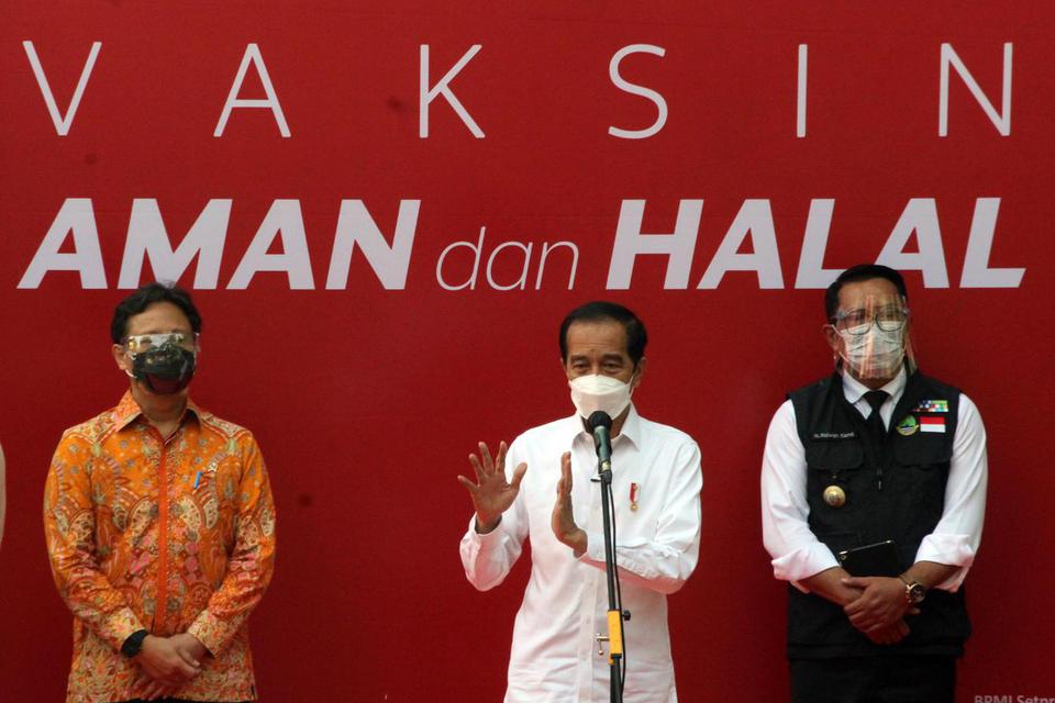 Presiden Joko Widodo (tengah) bersama Menteri Kesehatan Budi Gunadi Sadikin (kiri) dan Gubernur Jawa Barat Ridwan Kamil (kanan) saat memberikan keterangan kepada wartawan usai meninjau program vaksinasi drive thru di halaman GOR Pajajaran, Kota Bogor, Jaw