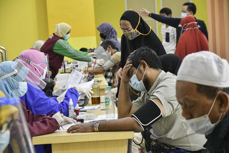 Sejumlah jamaah calon haji mengikuti pemeriksaan tekanan darah sebelum vaksinasi COVID-19 di Stadion Wibawa Mukti, Cikarang, Kabupaten Bekasi, Jawa Barat, Jumat (19/3/2021). Menurut Dinas Kesehatan Kabupaten Bekasi sebanyak 465 jamaah calon haji melakuka