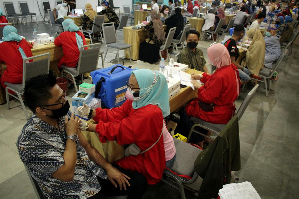 Sejumlah anggota Perhimpunan Hotel dan Restoran Indonesia (PHRI) Sulsel menerima suntikan vaksin COVID-19 di Makassar, Sulawesi Selatan, Jumat (19/3/2021). Sebanyak 4.990 pekerja hotel dan restoran di daerah itu ditargetkan menerima vaksin COVID-19 dengan