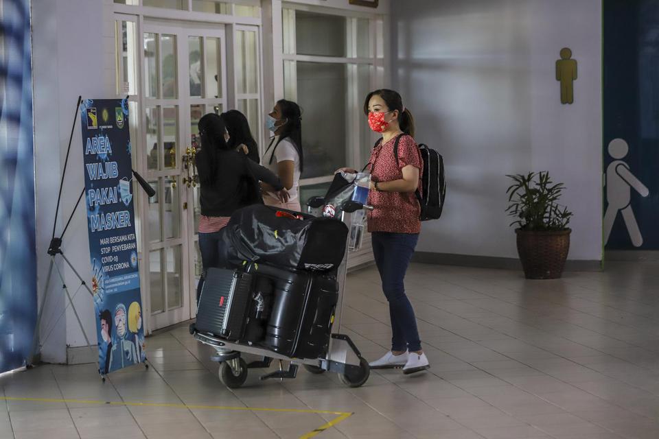 Warga Negara Asing (WNA) asal Singapura yang memiliki izin jalur Travel Corridor Arrangement (TCA) berjalan keluar dari pintu kedatangan di Pelabuhan Internasional Batam Centre, Batam, Kepulauan Riau. Kawasan Rempang Eco City diharap dapat meningkatkan da