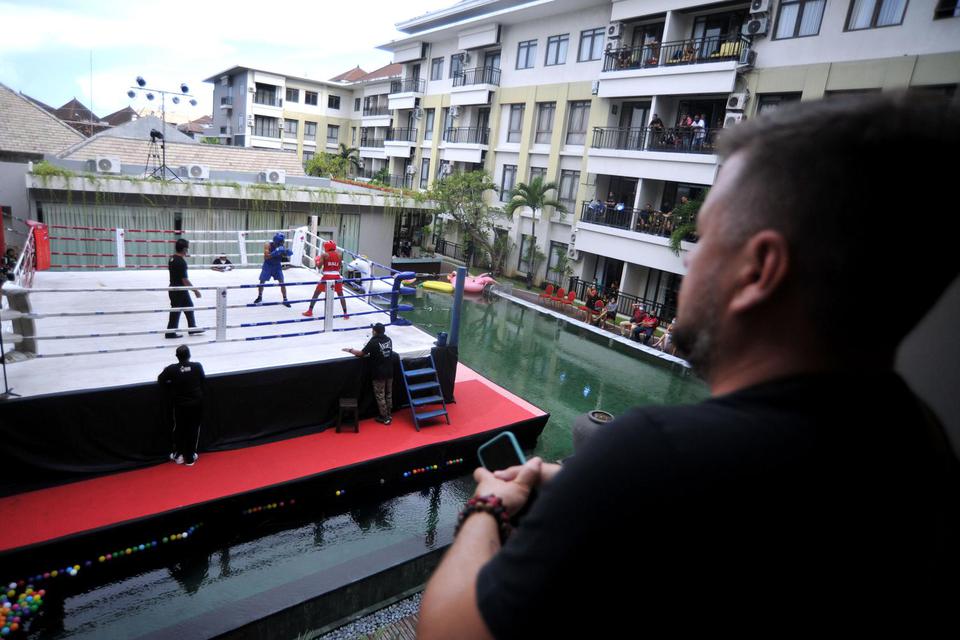 Wisatawan menyaksikan pertandingan tinju Bali Boxing Day II di kawasan Kuta, Badung, Bali, Sabtu (20/3/2021). Pemerintah terus berupaya memulihkan pariwisata dari dampak pandemi Covid-19.