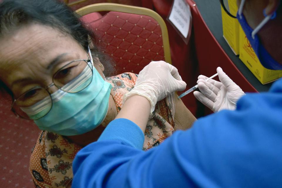 Ragam Vaksinasi Covid-19 bagi Lansia di 6 Negara, Bagaimana Indonesia?