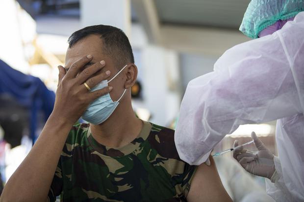 Prajurit TNI AL menutup matanya saat disuntik vaksin COVID-19 di Komando Lintas Laut Militer (Kolinlamil), Tanjung Priok, Jakarta, Kamis (24/3/2021). TNI AL melaksanakan "Penyapuan Vaksinasi COVID-19" terakhir kepada sekitar 5.000 prajurit di wilayah Ja