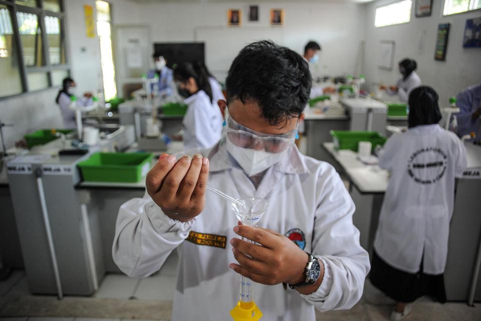 Siswa jurusan kimia industri tingkat akhir SMKN 2 Cimahi melaksanakan simulasi uji kompetensi di laboratorium kimia SMKN 2 Cimahi, Jawa Barat, Kamis (25/1/2021). SMKN 2 Cimahi menggelar simulasi dan pemberian konsultasi kepada siswa tingkat akhir dengan k