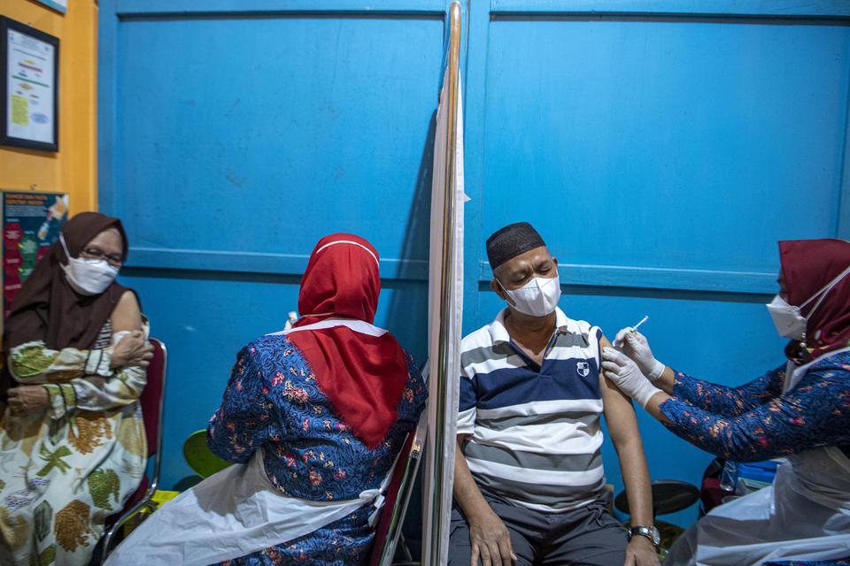 Petugas kesehatan menyuntikan vaksin COVID-19 dosis pertama kepada jemaah calon haji di Puskesmas Merdeka, Palembang, Sumatera Selatan, Kamis (25/3/2021). Sebanyak 1.200 jemaah calon haji Embarkasi Kota Palembang mengikuti vaksinasi COVID-19 sebagai syara