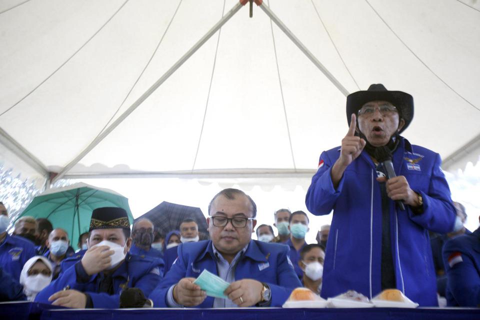 Ketua Dewan Kehormatan Partai Demokrat versi Kongres Luar Biasa (KLB) Max Sopacua (kanan) menyampaikan keterangan pers di kawasan Wisma Atlet Hambalang, Kabupaten Bogor, Jawa Barat, Kamis (25/3/2021). Dalam konferensi pers tersebut dibahas tentang situasi