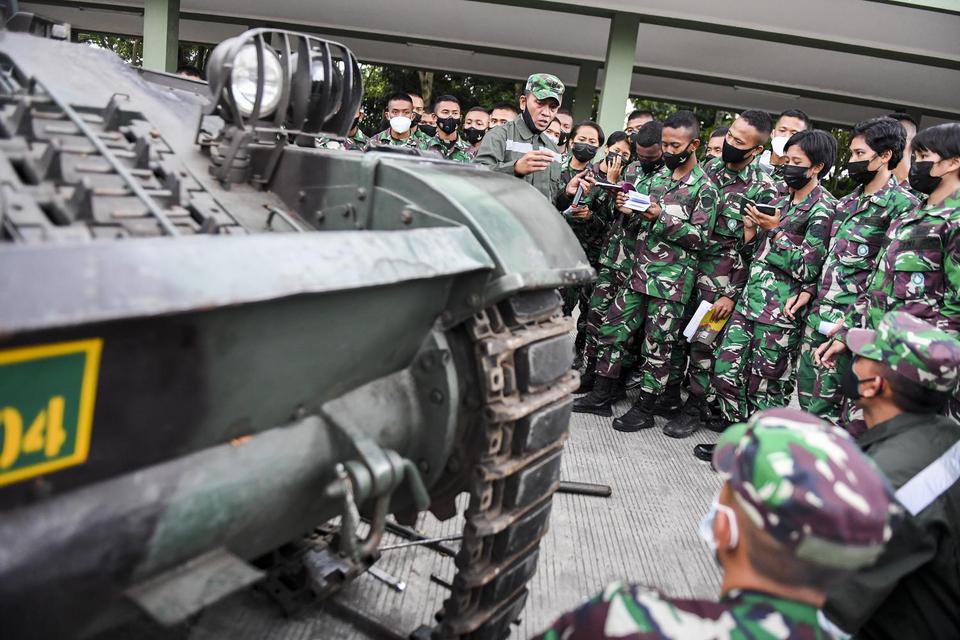 Guru Militer memberikan pengetahuan kepada siswa Pendidikan Kejuruan Bintara (Dikjurba) Korps Peralatan TNI AD sebelum praktik bongkar pasang rantai tank AMX-13 APC di Pusat Pendidikan Peralatan (Pusdikpal) Kodiklat TNI Angkatan Darat, Kota Cimahi, Jawa B
