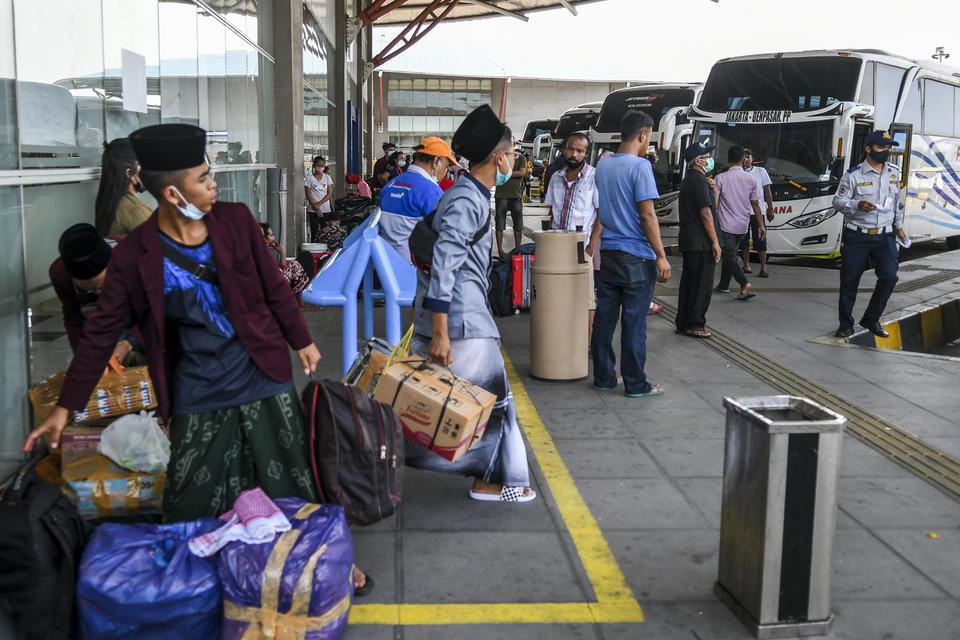 Calon penumpang bersiap menaiki bus di Terminal Terpadu Pulo Gebang, Jakarta, Jumat (26/3/2021). Pemerintah melarang mudik lebaran 2021 pada 6-17 Mei 2021 untuk mencegah penularan Covid-19.
