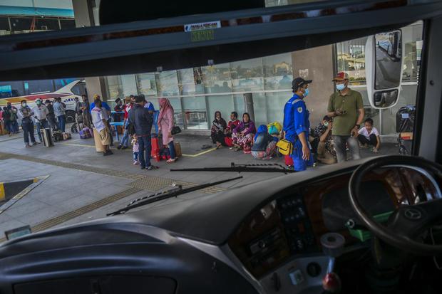 Calon penumpang menunggu jadwal keberangkatan bus di Terminal Terpadu Pulo Gebang, Jakarta, Jumat (26/3/2021). Pemerintah melarang mudik lebaran tahun ini.