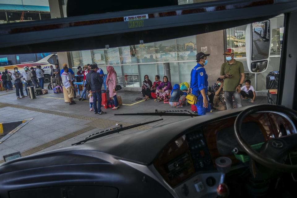 Calon penumpang menunggu jadwal keberangkatan bus di Terminal Terpadu Pulo Gebang, Jakarta, Jumat (26/3/2021). Pemerintah melarang mudik lebaran tahun ini.