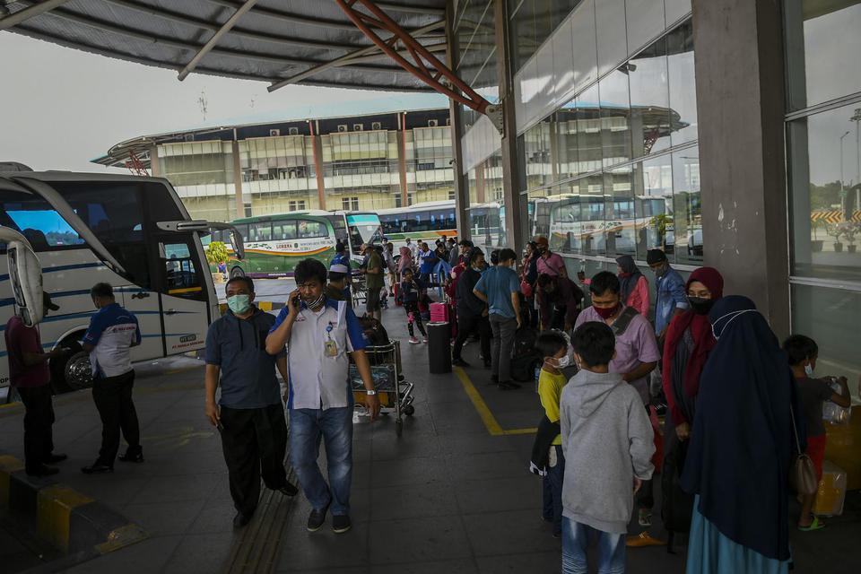 Calon penumpang menunggu jadwal keberangkatan bus di Terminal Terpadu Pulo Gebang, Jakarta, Jumat (26/3/2021). Menteri Koordinator Bidang Pembangunan Manusia dan Kebudayaan (PMK) Muhadjir Effendy mengatakan Pemerintah melarang mudik lebaran 2021 pada 6-17