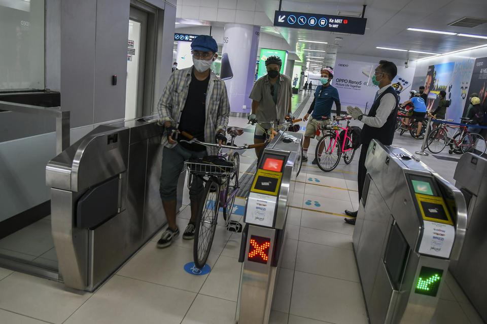 Penumpang membawa sepeda non-lipat di Stasiun MRT Bunderan HI, Jakarta, Minggu (28/3/2021). PT MRT Jakarta mengizinkan sepeda non-lipat memasuki gerbong kereta pada Senin hingga Jumat di luar jam sibuk pukul 07.00-09.00 dan pukul 17.00-19.00 WIB, sementar