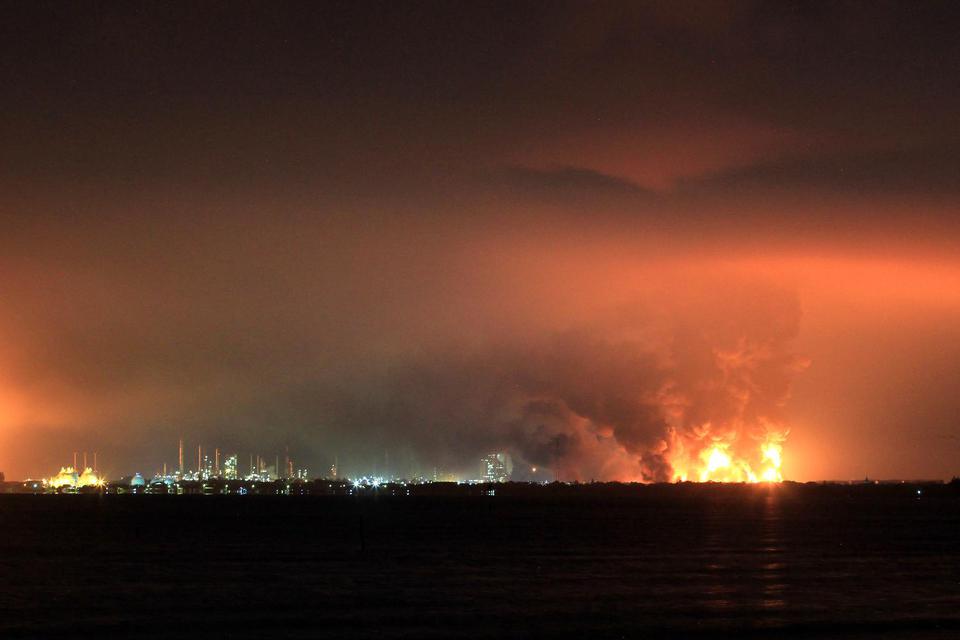 Api membumbung tinggi saat terjadi kebakaran kilang Pertamina RU VI Balongan, Indramayu, Jawa Barat, Senin (29/3/2021) dini hari.
