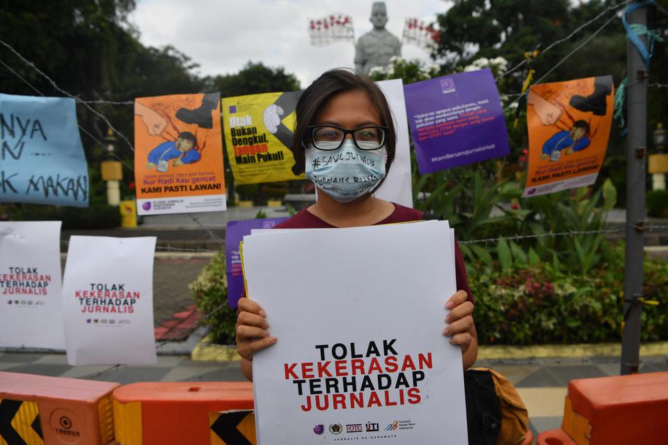 Ilustrasi, wartawan yang tergabung dalam Forum Jurnalis se-Surabaya membentangkan poster ketika aksi solidaritas jurnalis di Surabaya, Jawa Timur. Menyambut Hari Kebebasan Pers Sedunia, UNESCO menyerukan kesadaran akan pentingnya kebebasan pers dan mengin