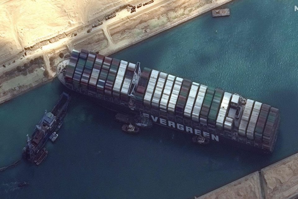 Kapal Peti Kemas MV Ever Given milik Jepang yang terdampar secara diagonal di Terusan Suez, menghambat lalu lintas perdagangan dunia.