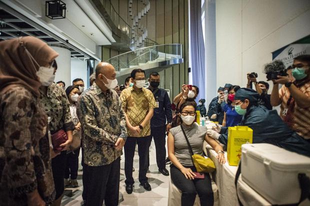 Menkop UKM Teten Masduki (kedua kiri) meninjau vaksinasi COVID-19 untuk pelaku usaha mikro kecil menengah (UMKM) di Ciputra Artpreneur, Jakarta, Kamis (1/4/2021). Kementerian Koperasi dan Usaha Kecil dan Menengah menyelenggarakan vaksinasi COVID-19 massal