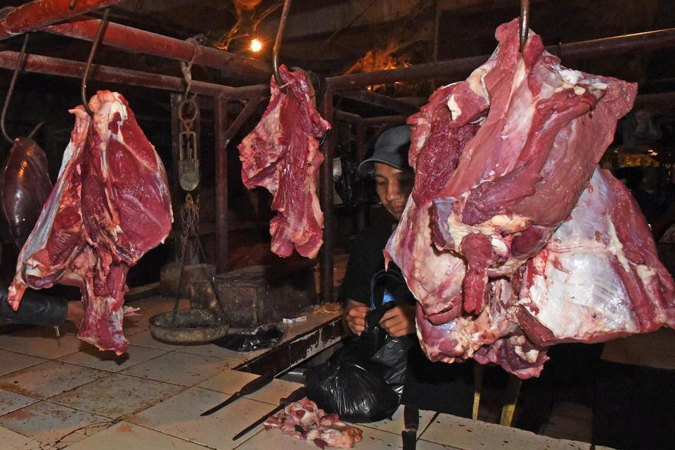 Penjual daging melayani pembeli di Pasar Induk Rau Serang, Banten, Kamis (1/4/2021). Sejak dua hari lalu harga daging sapi di Serang naik dari Rp110 ribu menjadi Rp120 ribu per kilogram akibat pasokan berkurang.