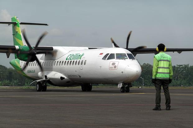 Petugas memandu pesawat ATR 72-600 milik PT. Citilink, saat melakukan uji coba penerbangan di Bandara Jenderal Besar Soedirman Purbalingga, Jateng, Kamis (1/4/2021). Bandara Jenderal Besar Soedirman Purbalinga melakukan uji pendaratan pesawat TNI AU CN-29