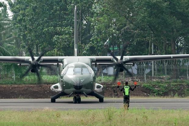 Petugas memandu pesawat TNI AU CN-295 saat melakukan uji pendaratan di runway bandara Jenderal Besar Soedirman Purbalingga, Jateng, Kamis (1/4/2021). 
