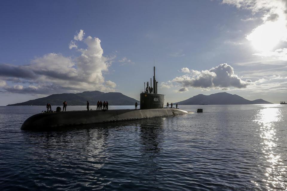 KRI Ardadedali-404 tiba di Pelabuhan Pangkalan TNI AL Ranai, Natuna, Kepulauan Riau, Minggu (4/4/2021). KRI Ardadedali-404 merupakan kapal selam diesel elektrik type 209/1400 yang dilengkapi peluncur torpedo 533 milimeter dan memiliki peluru kendali antik
