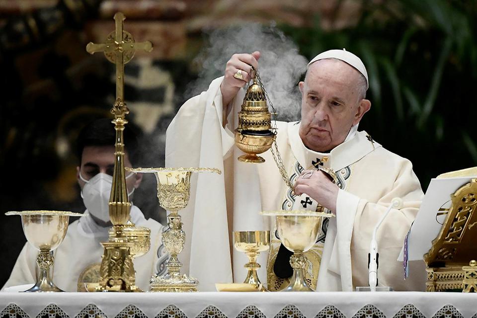 Paus Fransiskus mengayunkan thurible dupa t dia bersiap untuk merayakan Ekaristi selama MiPaskah di Basilika Santo Petrus di Vatikan, Minggu (4/4/2021).